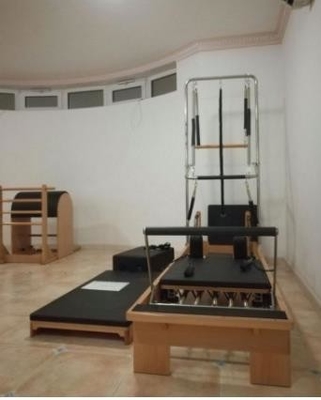 OEM Ahşap Çelik Pilates Egzersiz Ekipmanları Yarım Trapezli Pilates Reformer